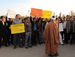 تجمع دانشجویان برای حمایت از ۵ سرباز ربوده شده ایرانی مقابل کنسولگری پاکستان