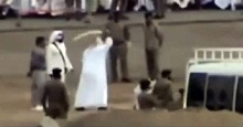 فیلم گردن زدن یک زن با شمشیر در عربستان (۱۸+)