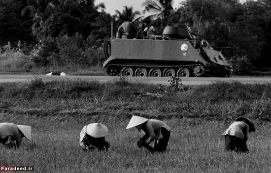 عبور سربازان ویتنامی از مزارع ویتنام جنوبی. سال 1973