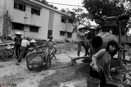 کارگران در حال ساخت ساختمانی در "هانوی"، ویتنام شمالی. سال 1975