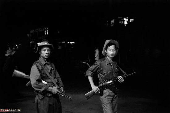 گشت زنی دوسرباز ویتنام شمالی پس از تصرف "دا ننگ" در ویتنام جنوبی. سال 1975