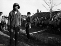سرباز ویتنام جنوبی اسیر شده به دست یک "ویت کنگی"در منطقه "دلتا"ی جنوبی. سال 1973