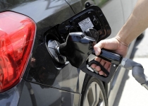 افزایش بی رویه مصرف بنزین در کشور ادامه دارد/ ماجرای خودروهایی که بدون برنامه ریزی سوخت می خورند!
