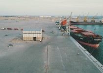 طوفان کرونا در جهان؛ تخلیه و بارگیری همزمان 6 کشتی در بندر چابهار/ اولین محموله مواد معدنی از بندر شهید بهشتی صادر شد