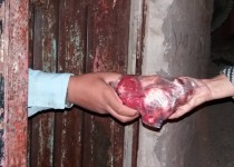 توزیع ۵۰بسته گوشت بین خانواده های نیازمند زاهدانی