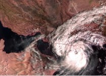 چشم طوفان در فاصله ۱۲۰ کیلومتری گواتر/ "شاهین" متمایل به سواحل ایران است