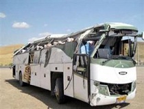 برخورد تریلی و اتوبوس در اسلام آباد غرب ۲۳ مجروح برجای گذاشت