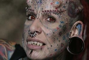 زنی با جراحی خود را به خون آشام تبدیل کرد +تصاویر