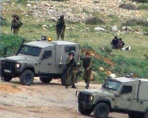 تعرض صهیونیستها به یک مادر و کودک فلسطینی + تصویر