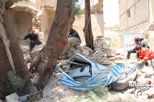 ویران شدن اوار بر روی خودرو