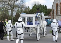 تشییع جنازه عجيب پسر 4 ساله +تصاویر