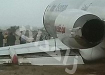 لحظه خروج هواپیما مشهد-زاهدان از باند فرودگاه / فیلم