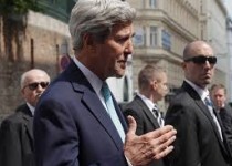 کری پیش از ترک وین به سوال خبرنگاران پاسخ می‌دهد