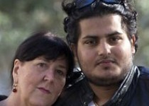 ازدواج دانشجوی ۲۲ ساله با یک پیرزن ۶۰ ساله! +عکس
