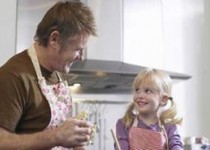 تاثیر کمک پدران در کارهای خانه روی موفقیت دختران!