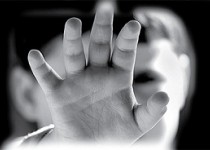 دستگیری مادر بی رحم و ناپدری معتاد به جرم کودک آزاری