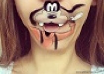 هنر نقاشی این دختر زیبا و جوان بر روی لب ها