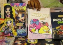 موج تصاویر غربی روی لوازم‌التحریر نمایشگاه پاییزه