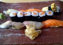 غذا خوردن روی بدن برهنه دختران!+عکس