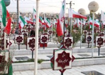 غبار روبی و عطر افشانی گلزار شهدای زاهدان/تصاویر