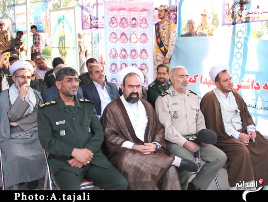 غبار روبی و عطر افشانی گلزار شهدای زاهدان/تصاویر