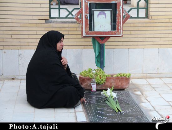 غبار روبی و عطر افشانی گلزار شهدای زاهدان/تصاویر