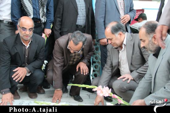 غبار روبی و عطر افشانی گلزار شهدای زاهدان/تصاویر