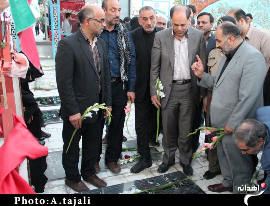 غبار روبی و عطر افشانی گلزار شهدای زاهدان/تصاویر