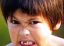 استانداردهای بیش از حد والدین کودکان را لجباز می کند