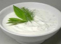 دختران جوان برای پیشگیری از آکنه ماست بخورند!