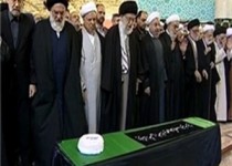 رهبر معظم انقلاب بر پیکر مطهر آیت‌الله مهدوی‌کنی نماز اقامه کردند/پیر خبرگان در جوار «سیدالکریم» آرام گرفت