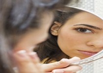 خطرات خوابیدن با آرایش