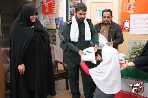بسته های آموزشی بین دانش آموزان حاشیه شهر زاهدان توزیع شد