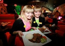 در این رستوران فقط دوقلوها استخدام می‌شوند!