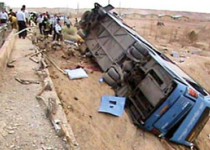 واژگونی مرگبار اتوبوس مسافربری در محور شيراز - مرودشت/ 10 تن كشته و مجروح شدند