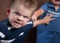 رفتارهای پرخاشگرانه کودکانتان را جدی بگیرید