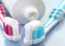 روی مسواک تان به جای خمیردندان روغن نارگیل بزنید!
