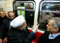 گفتگوی صمیمی رییس جمهوری با مردم در مترو تهران/ تاکید روحانی بر تلاش همگانی و دلسوزانه برای مبارزه با آلودگی هوا