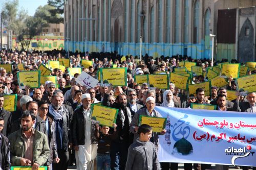 نمازگزاران شیعه و سنی زاهدان در پی توهین به پیامبر تجمع اعتراض‌آمیز کردند+تصاویر