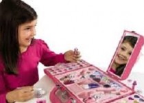 علت علاقه دختربچه‌ها به لوازم آرایشی