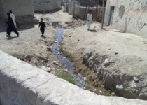فاضلاب یک متری درکوچه های دومتری/چه کسی پاسخگو است؟