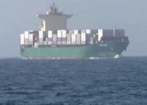 کشتی جنگی بیگانه درتعقیب کشتی کمک رسان ایران