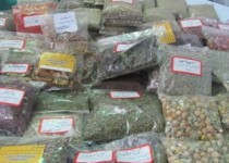 عرضه داروهای گیاهی محلی توسط دو بانوی کارآفرین بلوچستانی