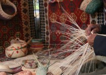 گلایه کارآفرین صنایع دستی از وعده های بر زمین مانده مسئولین/ هیچ حمایتی از تولیدکننده در استان نمی شود