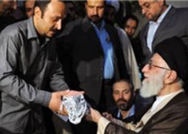 چفیه رهبر انقلاب به کدام شاعر رسید؟