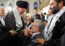 همدلی جانبازها با آقای جانباز/ میزبانی شانه‌های رهبر جانباز از اشکهای فرزندانش/ آقا گفتند این را به نماینده‌های مجلس بگویید