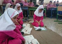 فقر اجتماعی در پس پرده عزل و نصب های سیاسی/دانش آموزانی که به جای نیمکت روی موکت می نشینند+ تصاویر