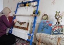 ناهید؛ بانوی ایرانی نابینایی که قالی می‌بافد و زعفران درو می‌کند