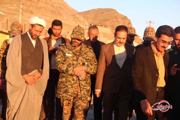 گزارش تصویری/ عطر افشانی گلزار شهدای زاهدان به مناسبت گرامیداشت هفته بسیج