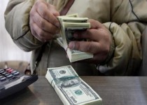 مهم‌ترین دلایل گرانی ارز در بازار/ از کاهش قیمت نفت تا وعده‌های گوناگون دولت و عدم برنامه‌ریزی برای کنترل بازار